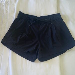Lululemon Size 6 Black Stroll at Sundown 3” Shorts - NWT